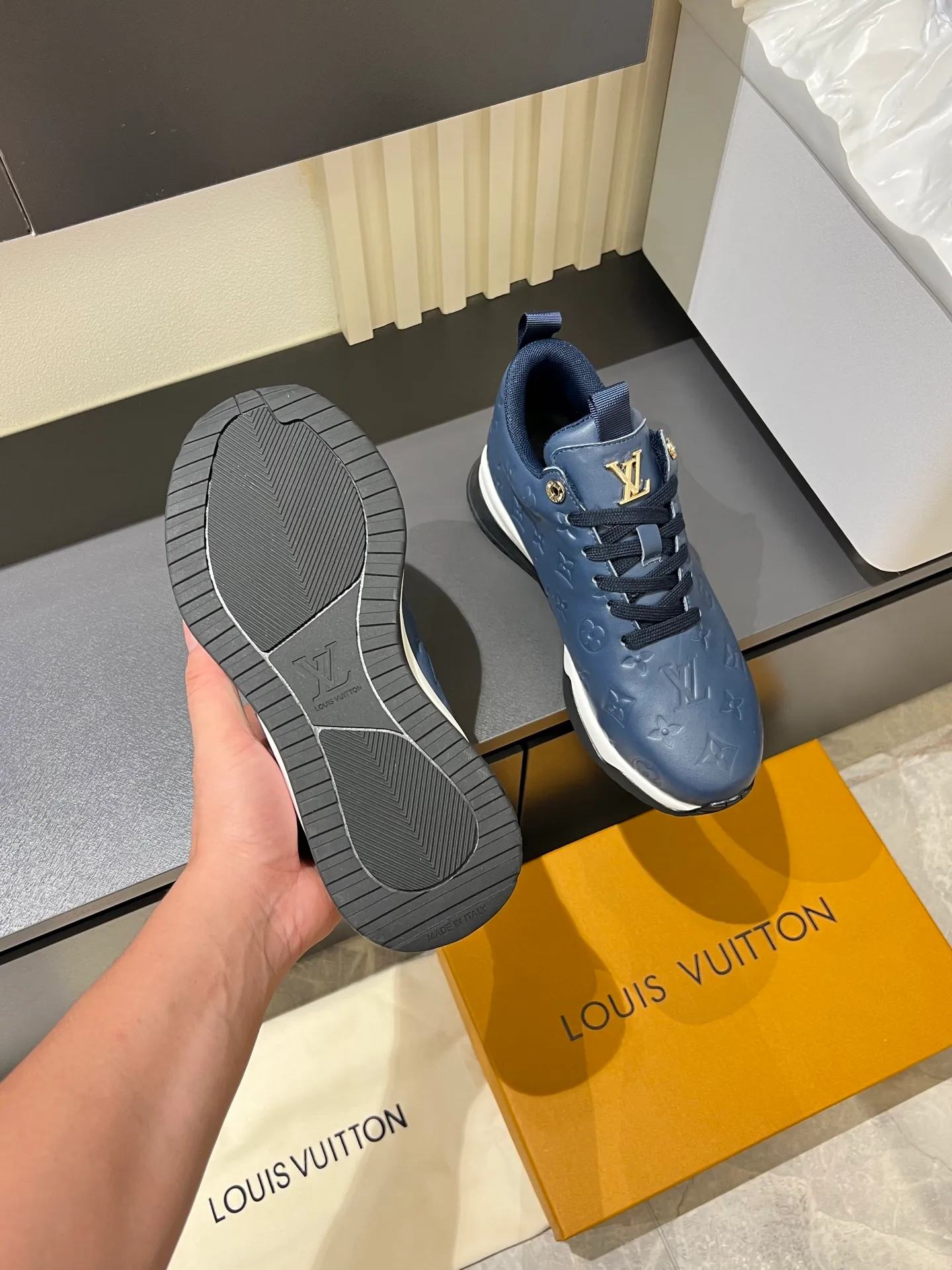 p520 "LOUI* VUITTO*" popular men's casual shoes, genuine development in Italy💯purchasing level quality✔️The upper is made of first-layer cowhide, comfortable and soft sheepskin feet⚡️Fashionable and versatile, the toe last shape is firm and full, and the soles are made from original LV molds and can be freely entered and exited the counter. Light and comfortable on the feet~Purely handmade, details determine quality! Size:39-44!